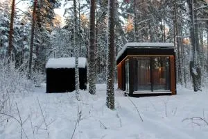 Minimaja ja saunamaja vaatega männimetsale - 卡斯姆