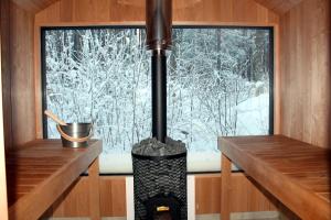 Minimaja ja saunamaja vaatega männimetsale