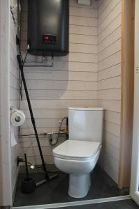 Minimaja ja saunamaja vaatega männimetsale