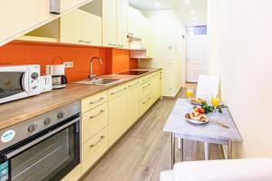 GOLDEN LION APARTMENT by JR City Apartments