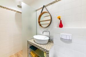 GOLDEN LION APARTMENT by JR City Apartments