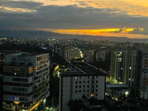 Espacio moderno con vistas impresionantes