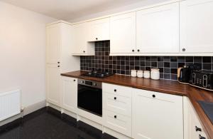 Luxury two bed inc hot-tub and Free Parking