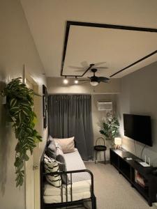 HelloQC Cubao - Cosy Home w Pool Access nr Train & Bus Stns for 4pax