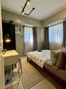 HelloQC Cubao - Cosy Home w Pool Access nr Train & Bus Stns for 4pax