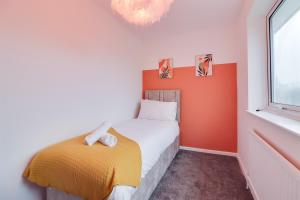 Spacious 5-Bedroom Home, Sleeps 9, Near Hospital with Driveway Parking