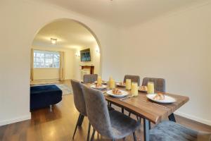 Spacious 5-Bedroom Home, Sleeps 9, Near Hospital with Driveway Parking