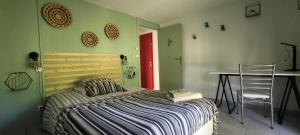 Logement cosy, piscine, terrain de pétanque, vélos, entre centre ville et lac