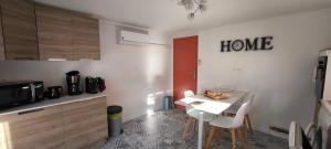 Logement cosy, piscine, terrain de pétanque, vélos, entre centre ville et lac