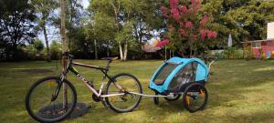 Logement cosy, piscine, terrain de pétanque, vélos, entre centre ville et lac