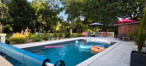 Logement cosy, piscine, terrain de pétanque, vélos, entre centre ville et lac