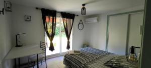 Logement cosy, piscine, terrain de pétanque, vélos, entre centre ville et lac