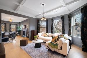 Elegant and Chic 2Bed 2Bath steps from the lake!