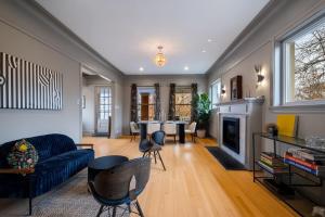 Elegant and Chic 2Bed 2Bath steps from the lake!