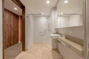 Elegant Stay Steps from El Tesoro Mall 304