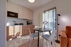 Beżowy Apartament Sun Seasons 24 w Świeradowie Zdroju z Parkingiem by Noclegi Renters