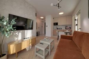 Beżowy Apartament Sun Seasons 24 w Świeradowie Zdroju z Parkingiem by Noclegi Renters
