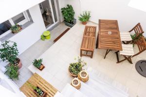 Dimitras cosy studio in old town with backyard