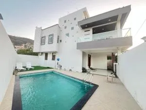 The Sunset view Villa I A Luxury boutique with elite swimming pool 5BHK I just 2km from Shreenathji Temple 966o9o1oo6 - Csitogarh