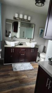 Three-Bedroom House room in The Pacific Lookout Sleeps 6 Hot Tub Pet Friendly Ocean View EV Charger