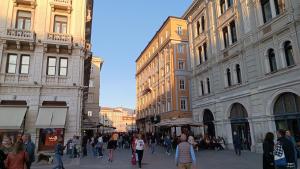 Centro Storico in Piazza Unità Moderno WiFi AC Casa Vacanze Trieste
