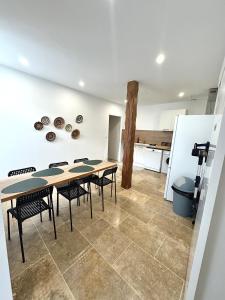 Appartements Spacieux et atypique avec place de parking devant la porte d-entree : photos des chambres