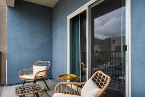 Luxury 2B2B Retreat Poolside Comfort with Private Garage