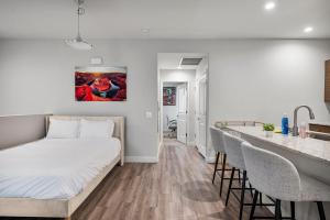 Luxury 2B2B Retreat Poolside Comfort with Private Garage