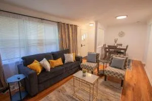 Gorgeous 3 Bed Room Home - Euclid