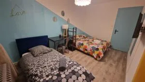 La maison ocre - chambre turquoise - Резе