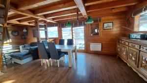 Chalets Chalet Cosy avec terrasse plein sud, 2 chambres, au coeur de la Haute-Savoie : photos des chambres