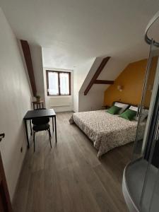 B&B / Chambres d'hotes Aux Bords de la Lizaine : Chambre Lit King-Size - Vue sur Jardin