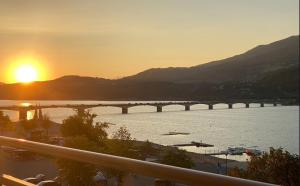 La terrasse au bord du Lac, vue panoramique lac et montagnes , 2 ch, linge et ménage inclus