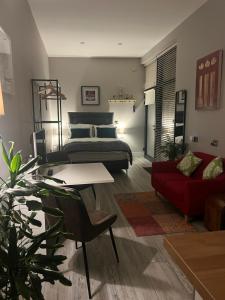 Hugo Mews Bright Studio Apartment