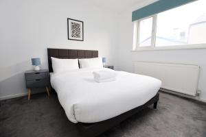 Spacious 4 Bed House Near Cardiff City Centre, Perfect for Families, Groups & Contractors with Free WiFi