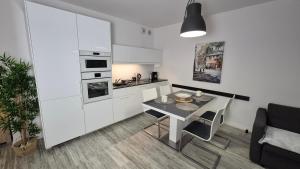 Garbary 100 White Apartment, free parking, self check-in 24h, air-conditioning