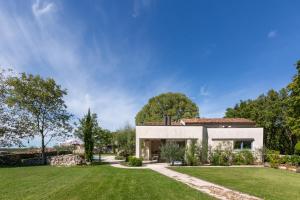Beautiful restored farmhouse with private pool and gardens