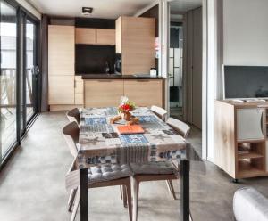 Chalet enchanteur à Arzal avec vue sur lac et piscine partagée