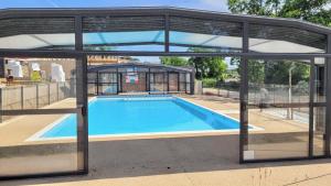 Chalets Chalet enchanteur a Arzal avec vue sur lac et piscine partagee : photos des chambres