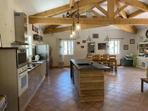 Maison calme sur terrain arboré et piscine privée