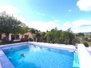 Villas La Villa d Elsa 10-12 pers piscine chauffee 500m du centre ville : photos des chambres