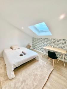 Sejours chez l'habitant Chambre PRIVEE climatisee dans COLOCATION - Pessac - Tram B - WIFI - Terrasse - REF BR1 : Chambre Double avec Salle de Bains Commune