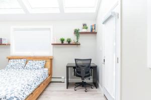 ENTIRE BACHELOR UNIT EN-SUITE UPTOWN WATERLOO - e4