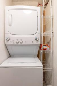 ENTIRE BACHELOR UNIT EN-SUITE UPTOWN WATERLOO - e4