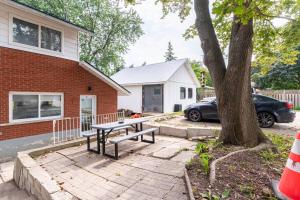 ENTIRE BACHELOR UNIT EN-SUITE UPTOWN WATERLOO - e4
