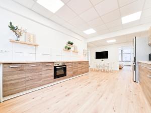 RAJ Living - City Center Apartment with 5 Rooms - 10 Min Messe DUS
