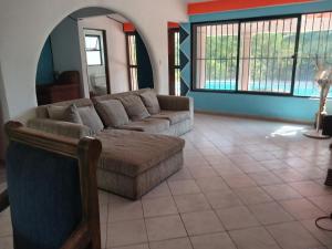 Casa con alberca y jardin en parres jiutepex