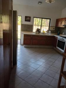 Casa con alberca y jardin en parres jiutepex