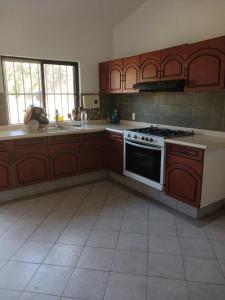 Casa con alberca y jardin en parres jiutepex