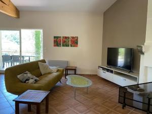 Villas Maison calme sur terrain arbore et piscine privee : photos des chambres